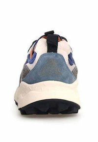 Scarpa da ginnastica blu e grigia con upper testurizzato, collare imbottito e suola in gomma. Presenta un pull tab nero a contrasto e un dettaglio del logo.