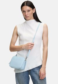 Borsa a tracolla in pelle blu chiaro con una texture liscia e forma rettangolare, dotata di hardware metallico e tracolla rimovibile.