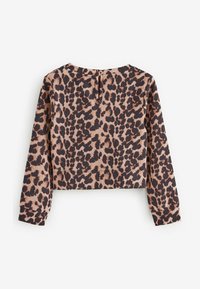 Skraćeni dugi rukavi top u teksturiranoj tkanini s printom leopard uzorka u nijansama svijetlo ružičaste i crne boje, s dugmetom na zatvaranju na leđima.