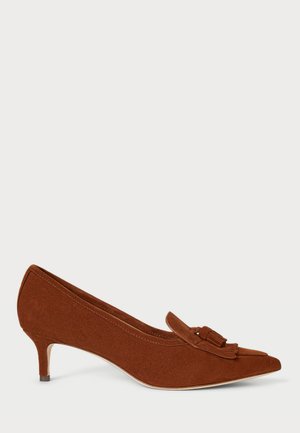 ADRIENNE SUEDE KILTIE PUMP - Klassikalised kontsakingad - lauren tan