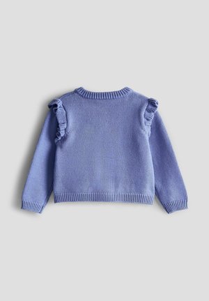 Hellblauer, gestrickter Pullover mit langen Ärmeln, geripptem Hals- und Saumabschluss, der Rüschendetails an den Schulternaht hat.