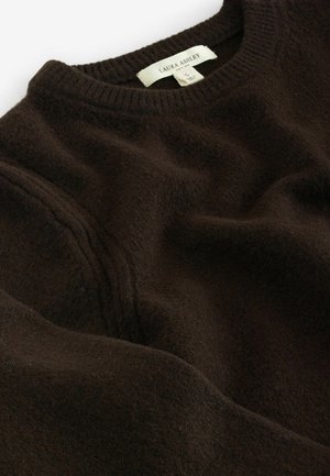 Temno rjav pulover iz mehke, teksturirane tkanine z rebrastim ovratnikom. Prijeten dizajn z diskretnimi detajli šivov. Vidna oznaka blagovne znamke.