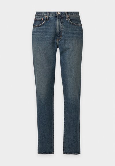 Jean bleu droit en denim avec une coupe classique à cinq poches et une fermeture par bouton sur un fond clair uni.