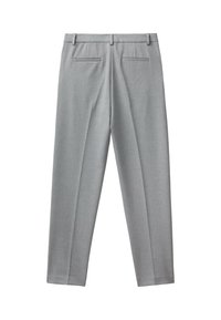 Jasnoszare, dopasowane spodnie z pętelkami na pasek i dwiema kieszeniami z tyłu, leżące płasko na białym tle.