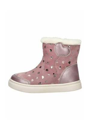 Bottine rose en velours avec doublure douce blanche, autocollants en forme de cœur argentés et accents métalliques. Elle dispose d'une semelle en caoutchouc et d'un panneau latéral contrasté.