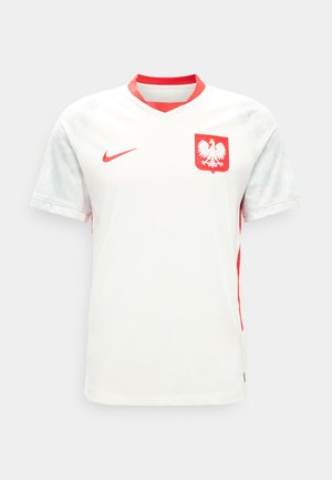 Tricou sport alb cu mâneci scurte și guler roșu, logo Nike pe pieptul drept și emblema vulturului polonez pe pieptul stâng.