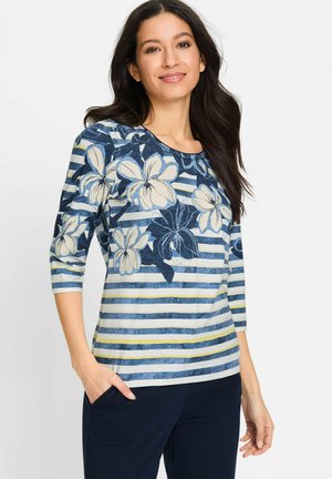 Gestreiftes blau-weißes Hemd mit Dreiviertelärmeln, das mit floralem Muster in Creme und Dunkelblau gestaltet ist, aus weichem Material gefertigt.