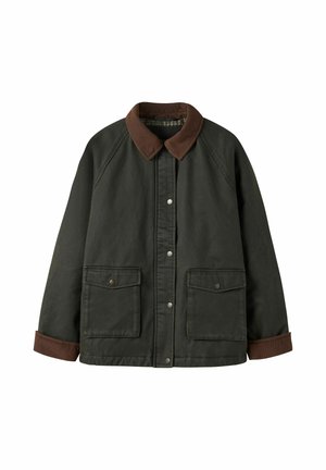 Veste vert foncé avec col et poignets en velours côtelé marron, boutons-pression à l'avant et deux grandes poches à rabat avant avec fermetures à pression.