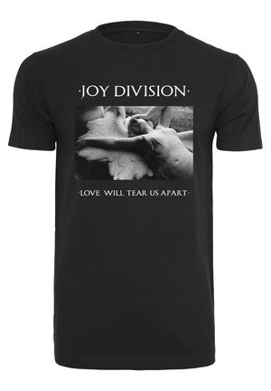 Czarny bawełniany t-shirt z nadrukiem z przodu przedstawiającym rzeźbę, z tekstem "JOY DIVISION" u góry i "LOVE WILL TEAR US APART" na dole.