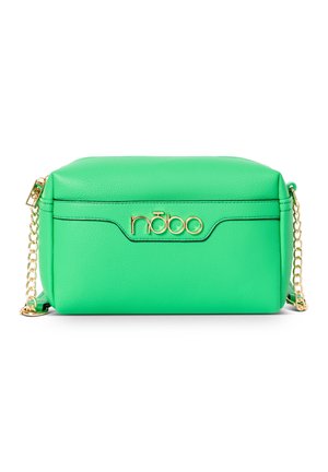 Borsa a tracolla in pelle sintetica verde con forma rettangolare, hardware dorato, tracolla a catena e logo in rilievo sulla parte frontale.