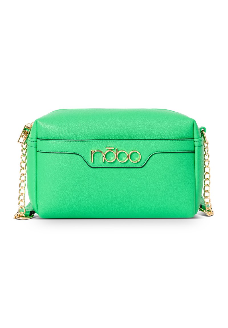 Borsa a tracolla in pelle sintetica verde con forma rettangolare, hardware dorato, tracolla a catena e logo in rilievo sulla parte frontale.