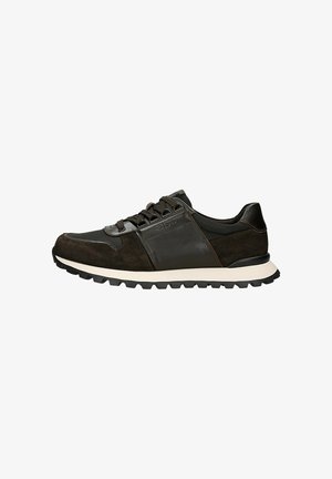 Baskets décontractées noires et marron avec tige en cuir et daim mélangés, fermeture à lacets, et semelle blanche rembourrée avec semelle extérieure noire.