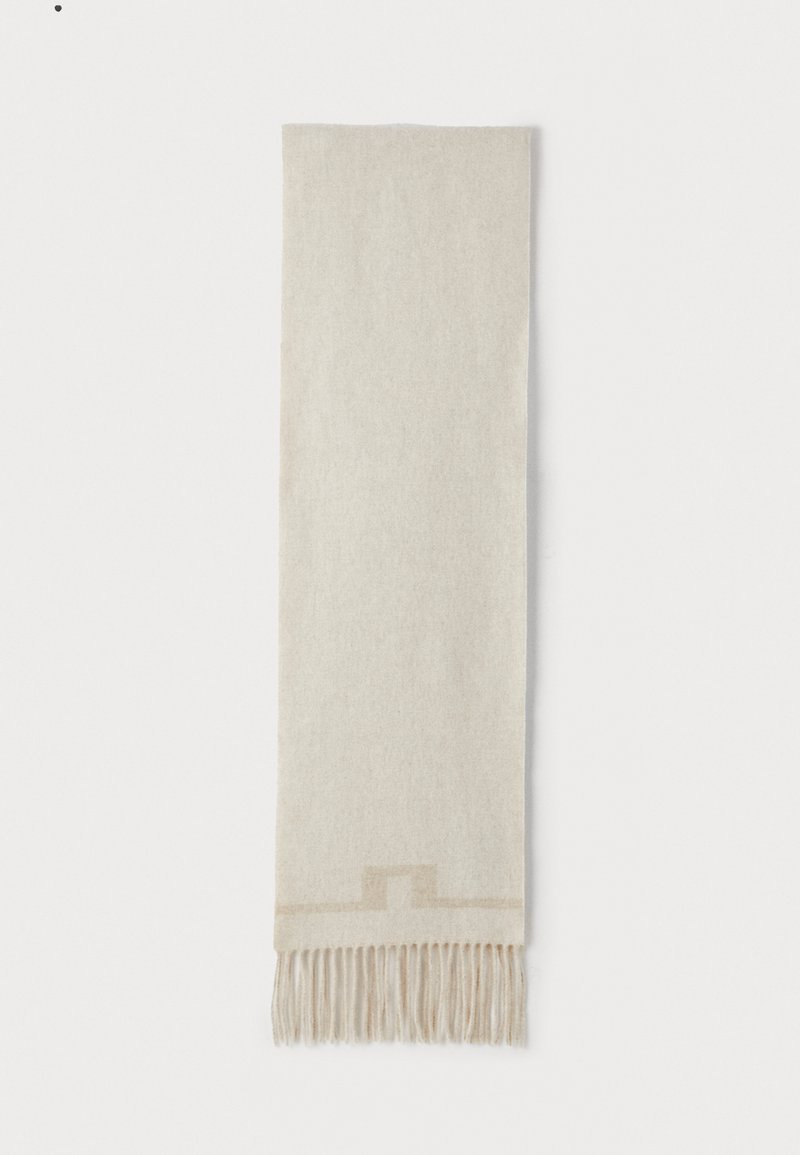 Bežs šalle, izgatavota no mīksta auduma, ar vieglu ģeometrisku rakstu pie galiem un fringed detaļām. Taisnstūra forma, gluda tekstūra.