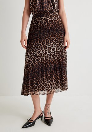 Gonna midi plissettata in stampa leopardata in tessuto leggero, con una vita nera, abbinata a décolleté slingback nere con punta a punta.