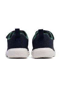 Marina mesh-skor med gröna detaljer, utrustade med ett dragband, vit sula och mönstrad sula. Öppen design för andningsförmåga och komfort.