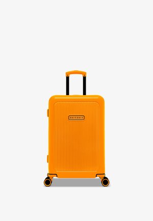 Harde oranje koffer met verticale ribbels, zwarte handvat en uitschuifbare dubbele wielen. Voorzien van een merklogo aan de voorkant.