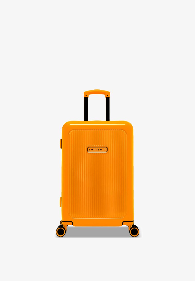 Harde oranje koffer met verticale ribbels, zwarte handvat en uitschuifbare dubbele wielen. Voorzien van een merklogo aan de voorkant.