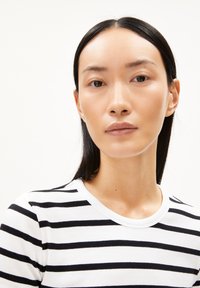 Gestreept top met zwart-witte horizontale lijnen, ronde halslijn, geribbelde textuur en een aansluitend ontwerp.