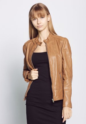 Helle Lederjacke mit hohem Kragen, Reißverschluss und Seitentaschen; glatte Textur mit sichtbaren Nähten.