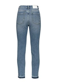 Vaqueros de denim azul claro con cintura alta, dos bolsillos traseros y dobladillo deshilachado. Presenta una textura suave y un acabado ligeramente desvaído.