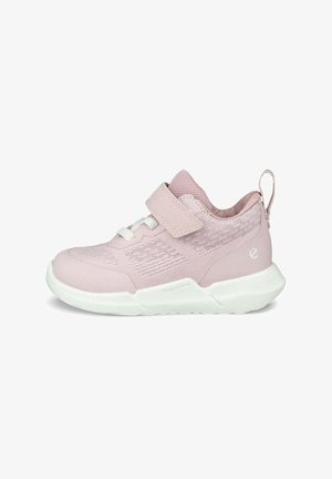 Vaaleanpunainen urheilukenki, jossa on verkko-osa, hihnalukitus ja valkoinen pohja; siinä on teksturoitu muotoilu ja vetotappi kannassa.