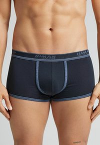 Herrens boxerbriefs i mörk marinblått med kontrasterande ljusblå elastisk midjeband och sömmar. Mjuk tyg med en tät passform, med en framficka.