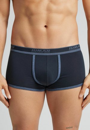 Pánské boxerky v tmavě námořnické modři s kontrastním světlomodrým elastickým pasem a švy. Měkká látka s těsným střihem, s přední kapsou.