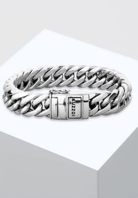 Silverfärgat armband i metall med sammanlänkade länkar och ett rektangulärt spänne med varumärkesnamnet "Kuzzo." Slät, polerad yta.