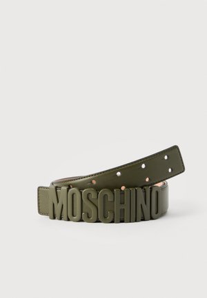 Olivengroene leren riem met grote, verhoogde letters die "MOSCHINO" spellen en meerdere verstelgaten.