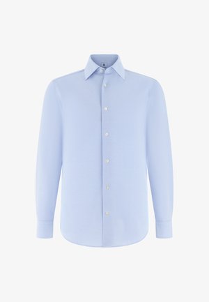 Lichtblauw overhemd met lange mouwen, puntige kraag en witte knopen aan de voorkant, weergegeven op een witte achtergrond.