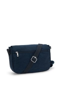 Tmavě modrá crossbody taška s nastavitelným černým popruhem, přední zipová kapsa a měkká textilie na bílém pozadí.