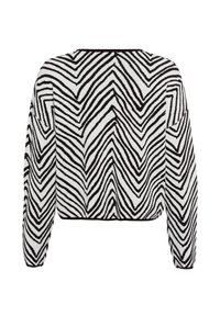 Schwarz-weißer, kurzer Pullover mit Zickzackmuster, langen Ärmeln und Rundhalsausschnitt, aus einem weichen, strukturierten Stoff.
