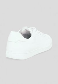 Białe skórzane sneakersy niskie z teksturowanym wykończeniem, okrągłym toe i sznurowanym zapięciem. Posiadają amortyzowaną podeszwę oraz minimalne logo.