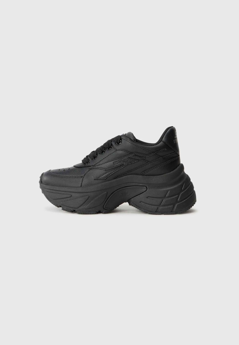 Baskets de sport noires avec un matériau synthétique lisse, un design à lacets, une semelle épaisse et des accents texturés sur le dessus.