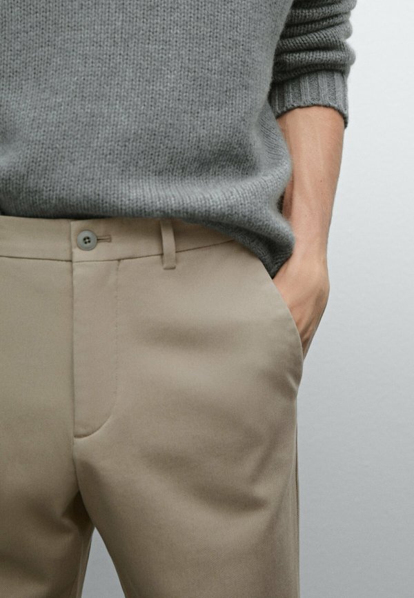 WITH STRUCTURE - Chinos - sand4