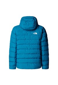 Kék tépőzáras kapucnis kabát steppelt mintával, fehér logóval a bal felső háton, és elasztikus mandzsettákkal az ujjakon.