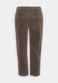 Pantalones de pana en marrón oscuro, con una cintura de altura media, piernas rectas y dos bolsillos traseros con textura acanalada horizontal.