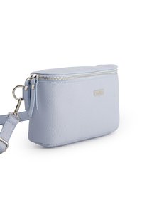 Lys blå læder crossbody taske med en tekstureret overflade, sølv hardware og en top lynlås lukning. Udstyret med en justerbar rem og logo detalje.