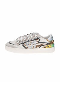 Sneakers bianchi con strass scintillanti, dettagli animalier e strisce nere. Presentano una superficie testurizzata e borchie multicolori lungo la suola.