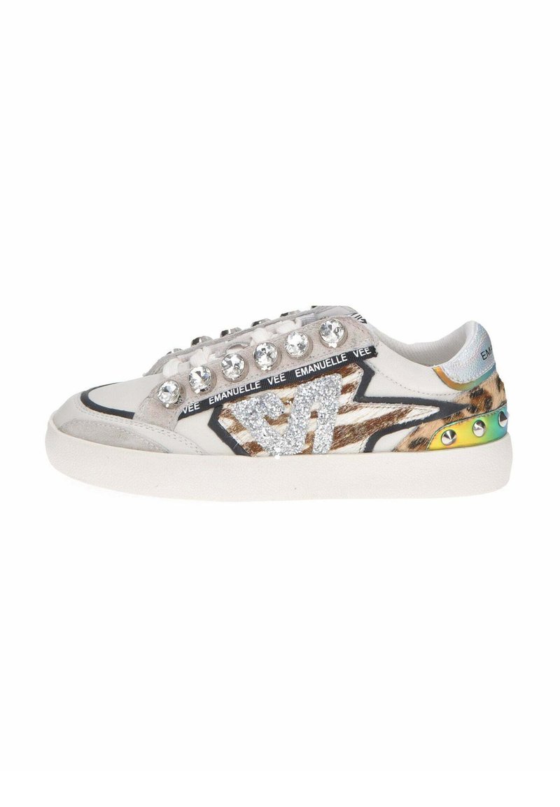 Sneakers bianchi con strass scintillanti, dettagli animalier e strisce nere. Presentano una superficie testurizzata e borchie multicolori lungo la suola.