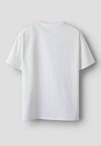 Bela bombažna majica s kratkimi rokavi, krožnim izrezom in sproščenim krojem. Gladka tekstura, brez potiskov ali okraskov, prikazan zadnji pogled.