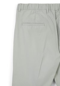 Pantaloni grigi chiari con vita elastica e una tasca posteriore. Il tessuto ha una texture liscia e leggera, senza motivi visibili.