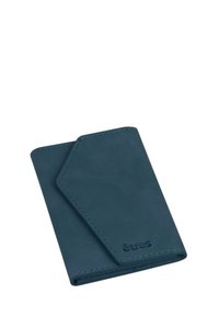 Slanke teal leren portemonnee met een gevouwen ontwerp, voorzien van een gladde textuur en subtiele stiksels, met een gegraveerd logo aan de onderkant.