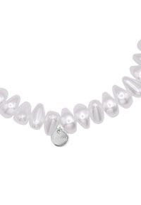 Collana di perle bianche con perle lucide di forma irregolare e un'etichetta in argento contrassegnata "s.steel." Superficie testurizzata e finitura liscia.