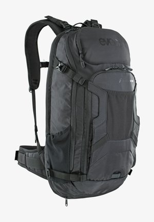 Schwarzer Rucksack aus strapazierfähigem Stoff mit mehreren Fächern, verstellbaren Trägern, Netzfächern und markanten geometrischen Akzenten.