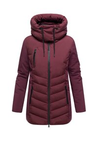 Bordeaux geklede jas met hoge kraag, trekkoordcapuchon, ritssluiting aan de voorkant en twee zijzakken. Kenmerkt een chevron-quiltpatroon en zwarte accenten.