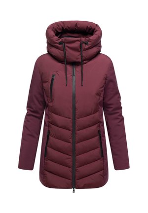 Veste rembourrée bordeaux avec un col montant, une capuche à cordon, une fermeture éclair à l'avant et deux poches latérales. Présente un design matelassé en chevrons et des accents noirs.