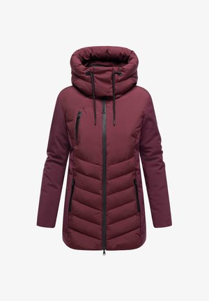 Veste rembourrée bordeaux avec un col montant, une capuche à cordon, une fermeture éclair à l'avant et deux poches latérales. Présente un design matelassé en chevrons et des accents noirs.