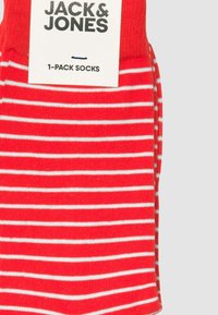 Calze di cotone rosse con strisce bianche orizzontali, con etichetta di marca che riporta "JACK & JONES" e "1-PACK SOCKS."