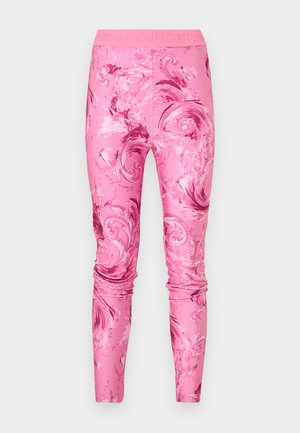 Leggings roses avec des motifs tourbillonnants ressemblant à du marbre dans différentes nuances de rose et une ceinture de marque portant l'inscription "Versace Jeans Couture".